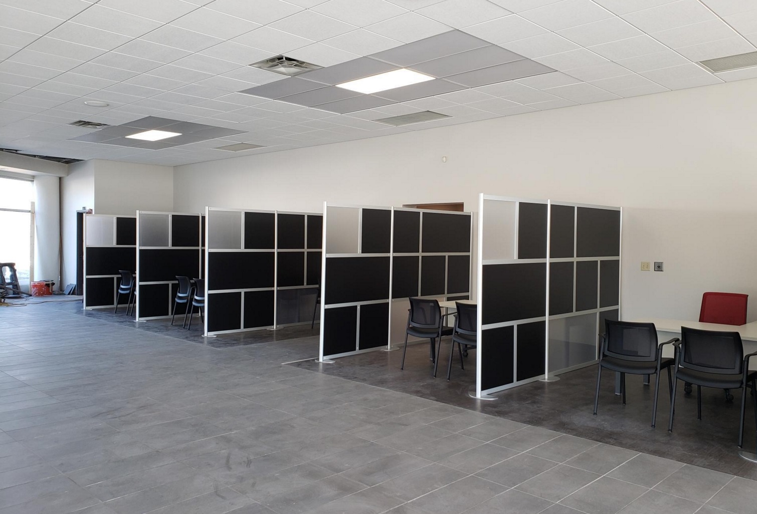 Best Office Dividers for Modern Workspaces: Styles, Materials & Uses